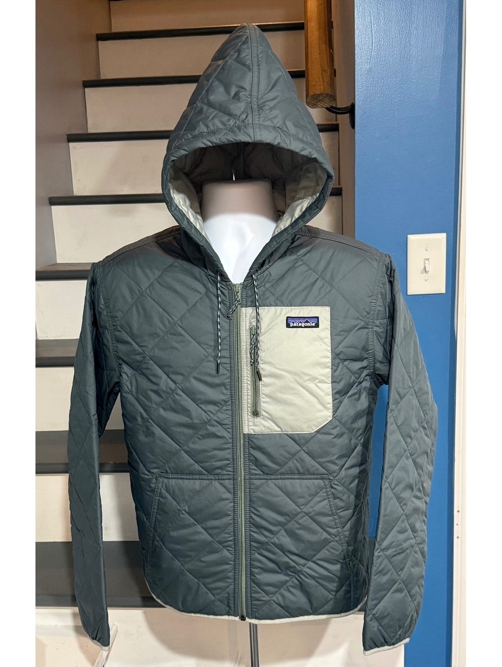 Patagonia Women’s Size Medium Diamond Quilted Bomber Hoody Nouveau Green Jacket